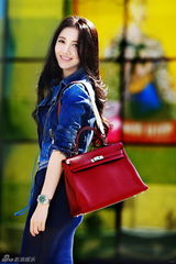 组图：韩雯雯化身都市女郎引领春季时尚潮流