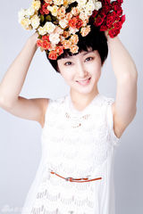 组图：程媛媛百搭风写真 时尚短发显俏皮可爱