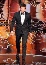 组图： 布拉德利-库珀颁奖最佳纪录片