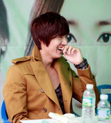 组图：李敏镐朴敏英具荷拉《城市猎人》公开拍摄