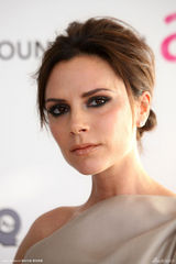 高清图：奥斯卡慈善派对 维多利亚米色礼服展身段 