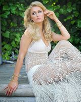 组图：希尔顿比基尼写真狐媚 网眼裙秀曼妙身姿