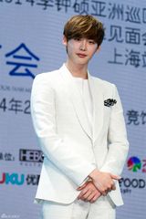 高清图：李钟硕赴沪会粉丝 表情呆萌似王子