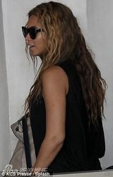 组图：碧昂斯一家现身巴黎 老公与爱女穿亲子装