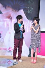 幻灯图集：郁可唯首张专辑制作完成 父母现身打气