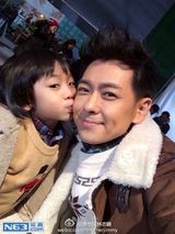 组图：亲子真人秀星爸萌娃PK 呆萌奥莉虏获人心