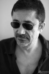 组图：导演锡兰拍写真 留灰白胡子展沧桑范儿