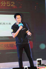 组图：钟汉良被催婚不着急 获父母现身捧场