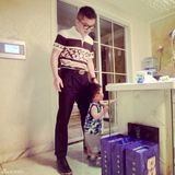 组图：美女硕士毕业抱儿子怀女儿被赞人生赢家