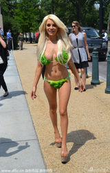 组图：生菜小姐性感助阵公益为民众夹香肠