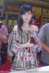 组图：周慧敏印花裙捞金 玉女大秀香肩撅嘴卖萌