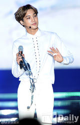 组图：韩女团穿短裙热舞走光露蓝色底裤