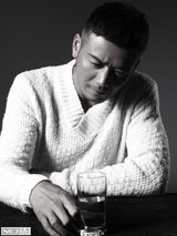 组图：杨烁曝最新写真 醇厚男人展温暖笑容