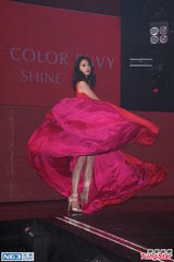 组图：白歆惠掀裙秀美腿险露臀 力撑吴佩慈幸福