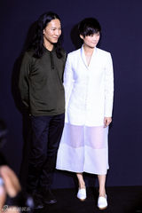 组图：盘点李宇春与国际设计师 戛纳造型引猜想