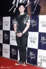 组图：玄彬走红毯人气旺 争相握手显亲和