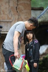 组图：萌娃独自出任务集市砍价 爸爸变装成妖怪