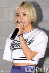 组图：T-ara孝敏银发热裤现身 秀健康运动身材