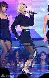 组图：f(x)首秀新歌 海盗造型冷艳性感