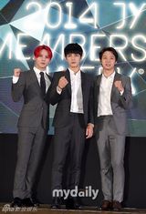 组图：JYJ全员现身 金俊秀红发吸睛搞笑不断