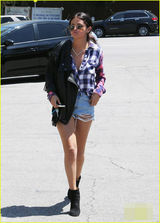 组图:赛琳娜戴黑超披皮衣 不羁神情帅气出街