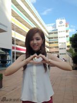 组图：邓紫棋重返母校 学生时代麻花辫造型曝光