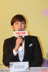 组图：张根硕想找中国女友 甜笑亲密搂抱白百何