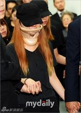 组图：韩女团Ladies' Code成员权梨世遗憾离世 亲友含泪送别