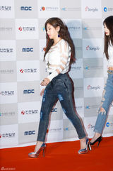 独家：韩女团同场争人气 抛胸露腿抢风头