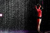 组图：狂欢嘉年华美女湿身诱惑 曲线毕露