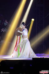 组图：萨顶顶纯白裙露腰 姿态多样展现柔软肢体