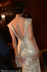 组图：林志玲性感打扮与老外热聊 登台紧张护臀