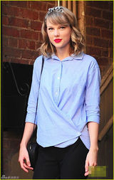 组图：斯威夫特蓝衬衫清新现身 微笑打招呼