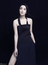 组图：秦岚封面大片曝光 帅气干练显熟女风范