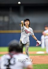 组图：韩星朴志胤助阵棒球比赛帅气开球