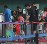 组图：陆毅带女儿现身机场 贝儿蹲地自己整行李