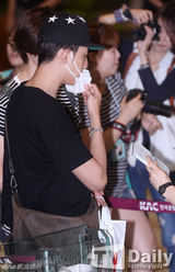 组图：CNBLUE赴京开唱 机场获壮汉开道