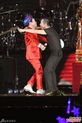 组图：多变哈林(庾澄庆)唱金曲 登小巨蛋万人同欢