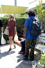 组图：斯威夫特又美又善良!掏腰包为街边汉捐钱