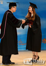 组图：少女时代徐贤出席毕业礼美翻 被授功劳奖