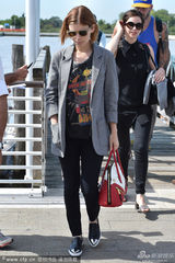 组图：《纸牌屋》玛拉与男友分手 牵肌肉男闺蜜