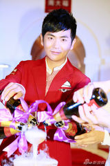 组图：张晓龙红衣喜庆战台 与粉丝互动演情侣