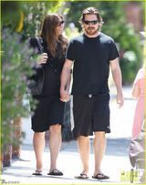 组图：贝尔携孕妻情侣装亮相 十指相扣恩爱