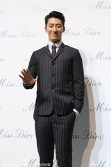 组图：女神齐聚上海!波特曼迷人章子怡网裙透视