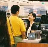 组图：奶茶妹刘强东巴黎购物 甜蜜搂腰有说有笑