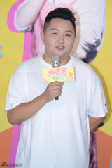 组图：萧敬腾《大宅男》首映 拍摄时雨就没停过