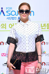 组图：SISTAR热裤劲舞 助阵慈善音乐会