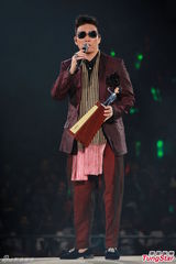 组图：郭伟亮音乐会大咖多 陈奕迅骑车登场搞怪