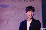 组图：李易峰卖萌耍帅逗乐 数百粉丝被挡门外