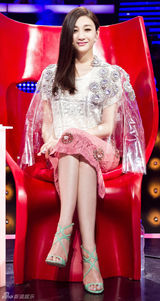 组图：李小冉《超级先生》御姐风 美腿修长